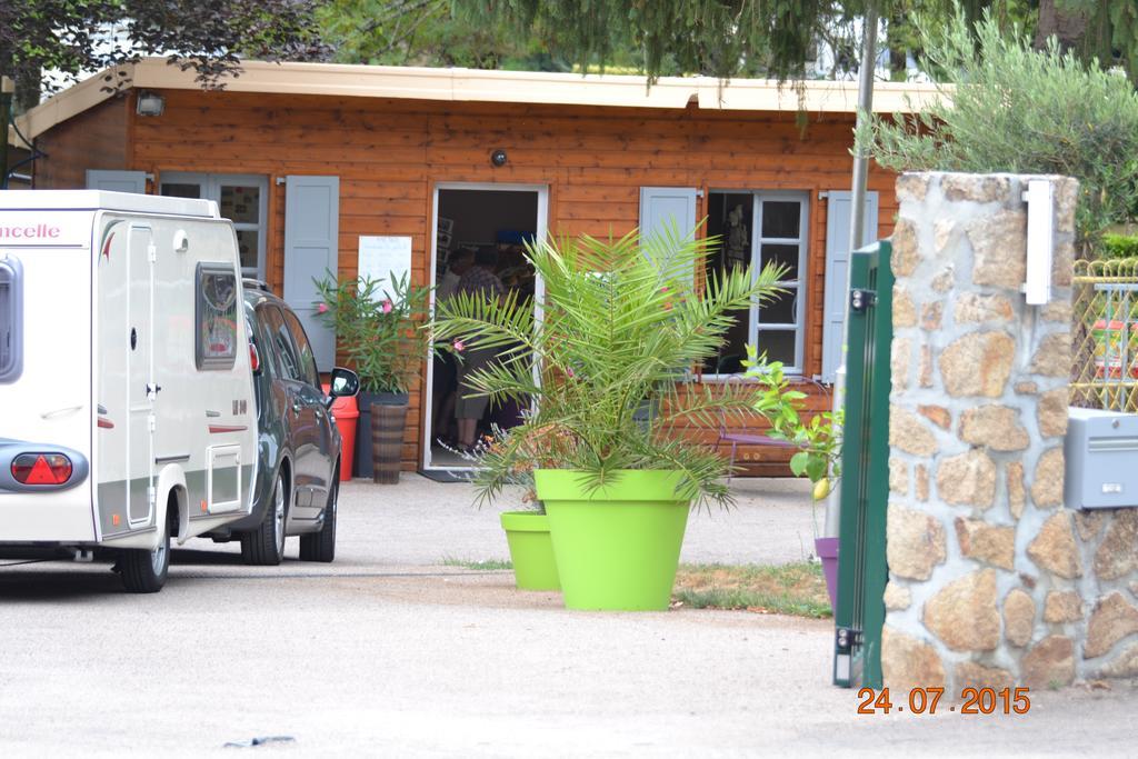 Camping Des Ribieres Confolens Ngoại thất bức ảnh